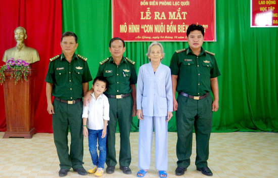 ban-chi-huy-don-bien-phong-lac-quoi-bdbp-tinh-an-giang-chup-anhiem-luu-n-cung-hai-ba-chau