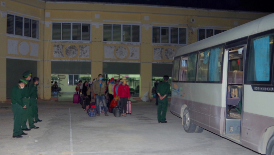ban-giao-cong-dan-nhap-canh-tu-lao-ve-cho-ban-chi-dao-phong-chong-dich-covid-19-tinh-dien-bien-dua-ve-khu-cach-ly-tap-trung