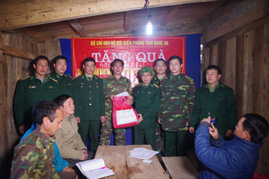 bdbp-nghe-an-tang-qua-cho-dai-doi-217-lao