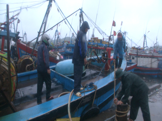 bdbp-quang-ngai-giup-ngu-dan-neo-cot-tau-thuyen-tranh-tru-bao-so-5-anh-van-tanh