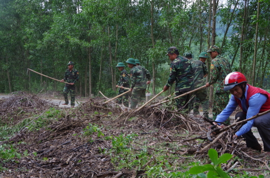 bdbp-quang-ngai-phat-quang-duong-giao-thong-trong-dot-hanh-quan-da-ngoai-lam-cong-tac-dan-van-anh-van-tanh