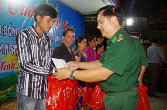 bdbp-quang-ngai-tang-qua-cho-nguoi-ngheo-xa-long-son-trong-dot-hanh-quan-da-ngoai-lam-cong-tac-dan-van-anh-van-tanh
