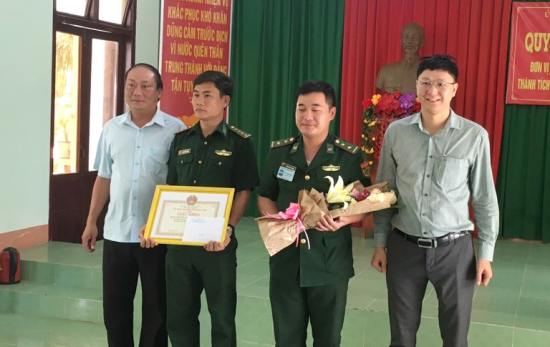 bi-thu-huyen-uy-ly-son-ben-phai-va-chu-tich-ubnd-huyen-ly-son-ben-trai-trao-thuong-cho-cbcs-don-bp-ckc-sa-ky-anh-van-tanh