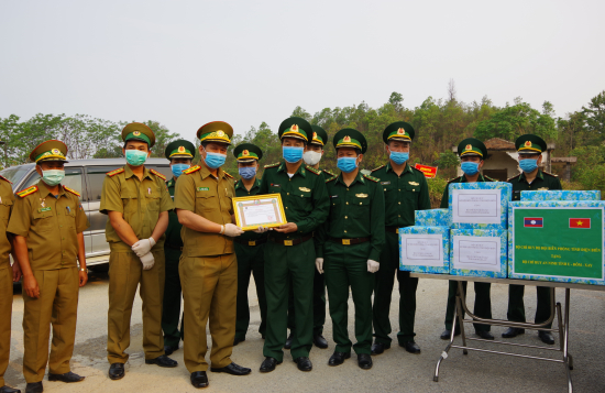 bo-bdbp-tinh-dien-bien-trao-tang-vat-chat-phong-chong-dich-cho-ty-an-ninh-tinh-phong-sa-ly-lao