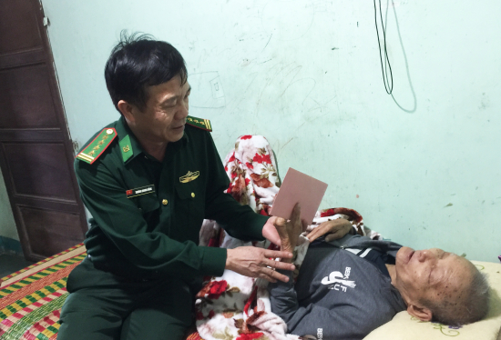 bo-chi-huy-bdbp-quang-ngai-trao-qua-cho-bmvnah-anh-van-tanh