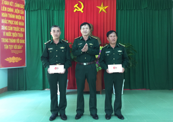 bo-chi-huy-bdbp-quang-ngai-trao-qua-cho-dai-dien-gia-dinh-quan-nhan-bdbp-co-nhieu-dong-gop-cho-nhiem-vu-bao-ve-chu-quyen-anh-van-tanh