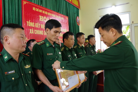 bo-chi-huy-bdbp-tinh-dien-bien-trao-tang-giay-khen-cho-02-tap-the-va-12-ca-nhan-da-co-thanh-tich-xuat-sac-trong-thuc-hien-ke-hoach-lam-nha-cho-nguoi-dan-xa-chung-chai-huyen-muong-nhe