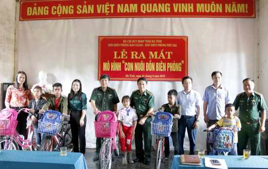 bo-chi-huy-bdbp-tinh-trao-5-chiec-xe-dap-cho-cac-chau-duoc-nhan-con-nuoi-bien-phong