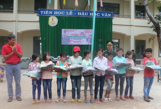 bo-doi-bien-phong-tinh-va-hoi-thien-nguyen-trao-qua-cho-cac-em-hoc-sinh
