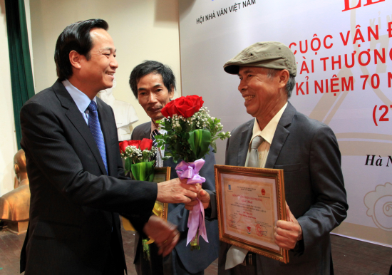 bo-truong-dao-ngoc-dung-trao-gia-nhat-cho-cac-tac-gia