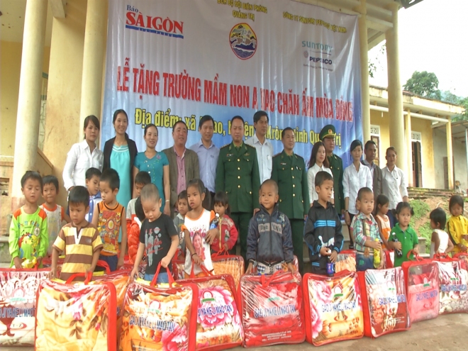 c34hsepnl9-44134_4853860551382613397_trao_qua_hoc_sinh_truong_A_vao