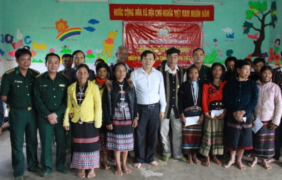 c3v9pt6ia2-55065_9700716461454332429_Tang_qua_ho_ngheo_va_gia_lang