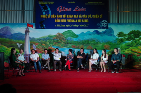 cac-nghe-si-dien-vien-tham-gia-dem-giao-luu-voi-khan-gia-va-can-bo-chien-si-don-bp