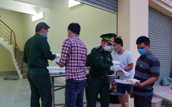 cac-suat-an-duoc-can-bo-chien-si-tram-kiem-soat-bien-phong-ckqt-tay-trang-chuan-bi-va-phat-tan-tay-nguoi-dan-tai-khu-cach-ly-tam-thoi