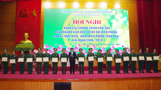cac-tap-the-va-ca-nhan-diowcj-nhan-bang-khen-cua-bo-giao-duc-va-dao-tao