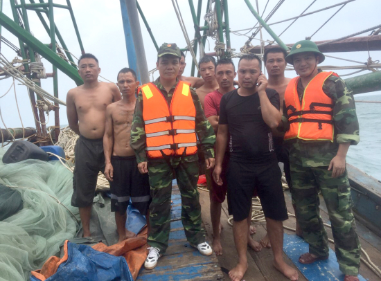 cac-thuyen-vien-duoc-bdbp-dua-len-tau-lon-an-toan
