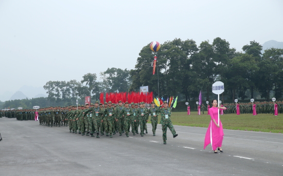 cac-van-dong-vien-thuoc-bo-tu-lenh-bo-doi-bien-phong-trong-le-khai-mac-jpg-copy
