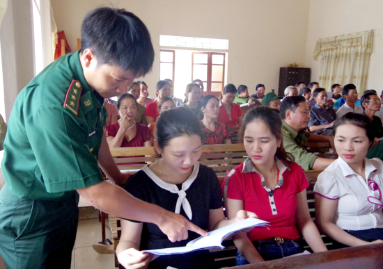 can-bo-bien-phong-tuyen-truyen-bang-to-roi-cho-doan-vien-thanh-nien