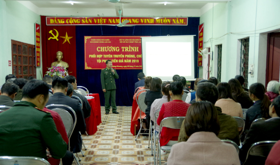 can-bo-bien-phong-tuyen-truyen-cho-nhan-dan-cach-nhan-biet-tien-gia-tien-that-va-cach-phong-ngua