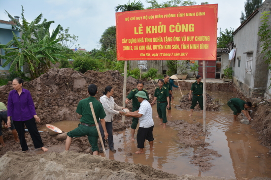 can-bo-chien-si-bdbp-ninh-binh-ung-ho-ngay-cong-xay-dung-nha-tinh-nghia