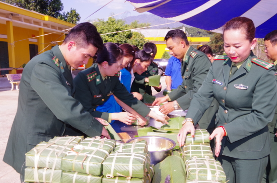 can-bo-chien-si-don-bien-phong-muong-nha-goi-banh-chung-tang-cho-cac-ho-gia-dinh-co-hoan-canh-kho-khan-tren-dia-ban
