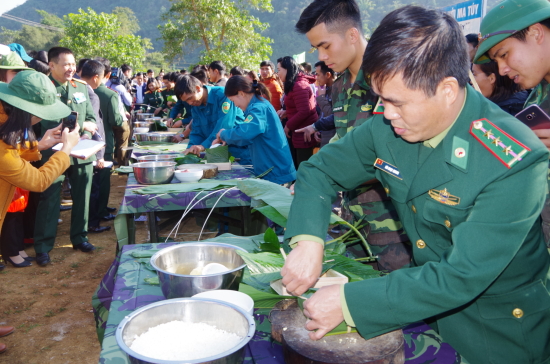 can-bo-chien-si-don-bien-phong-pa-thom-thi-goi-banh-chung-voi-cac-don-vi-ket-nghia