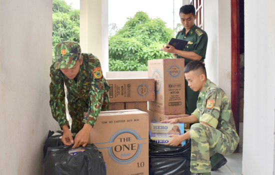 can-bo-chien-si-don-bien-phong-vinh-nguon-thong-ke-tang-vat-vu-buon-lau-thuoc-la-ngoai-tu-campuchia-ve-viet-nam-anh-to-son-2