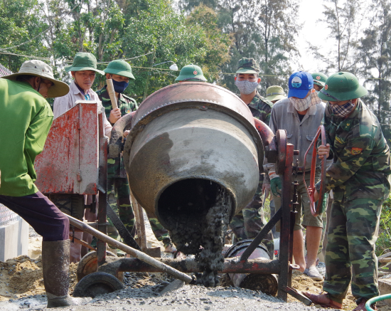 can-bo-chien-si-don-bp-binh-hai-va-hai-doi-bien-phong-2-giup-nhan-dan-thon-chau-binh-xa-binh-chau-be-tong-duong-giao-thong-nong-thon