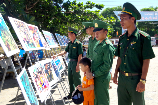 can-bo-chien-si-don-bp-ly-son-tham-quan-hinh-anh-hoat-dong-bao-ve-chu-quyen-cua-nguoi-dan-dao-tieu-tieu-duoc-trung-bay-tai-ly-son