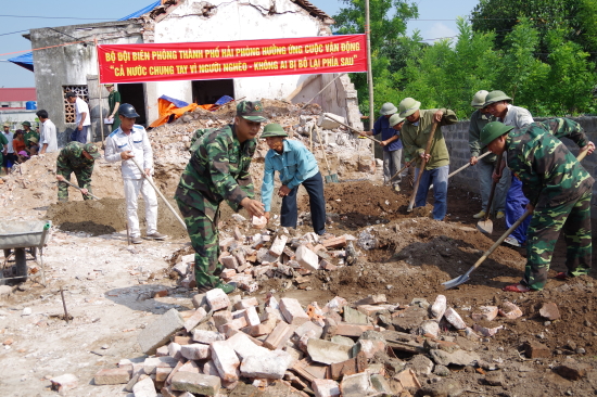 can-bo-chien-sy-ban-chi-huy-bien-phong-cua-khau-cang-hai-phong-tham-gia-gop-ngay-cong-ngay-sau-le-khoi-cong-anh-son-ha