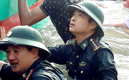 can-bo-chien-sy-bien-phong-dam-minh-ung-cuu-tau-gap-nan