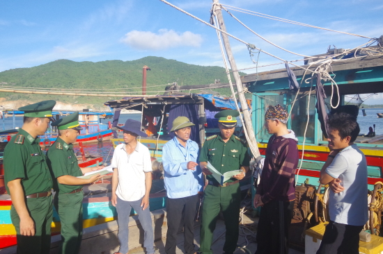 can-bo-chien-sy-bien-phong-ha-tinh-tuyen-truyen-luat-bien-gioi-bien-dao-cho-ngu-dan