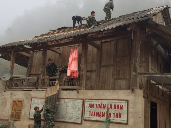 can-bo-chien-sy-don-bien-phong-muong-lan-giup-dan-khac-phuc-hau-qua-mua-gio-loc-tai-xa-muong-lan-sop-cop-son-la