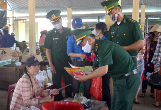 can-bo-chien-sy-don-bp-an-hai-bdbp-phu-yen-tuyen-truyen-cho-ba-con-cach-phong-chong-dich-covid-19