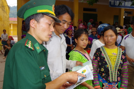 can-bo-don-bien-phong-leng-su-sin-tuyen-truyen-ve-tac-hai-ma-tuy-cho-nguoi-dan-trong-luc-cho-kham-benh