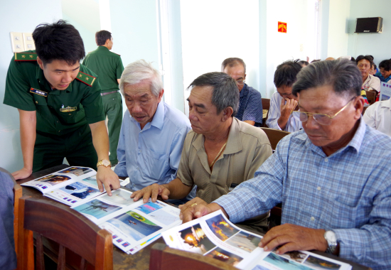 can-bo-don-bien-phong-mui-ne-trao-doi-voi-ngu-dan-ve-toa-do-pham-vi-khoang-cach-vung-an-toan-cua-cac-cong-trinh-dau-khi-tren-bien