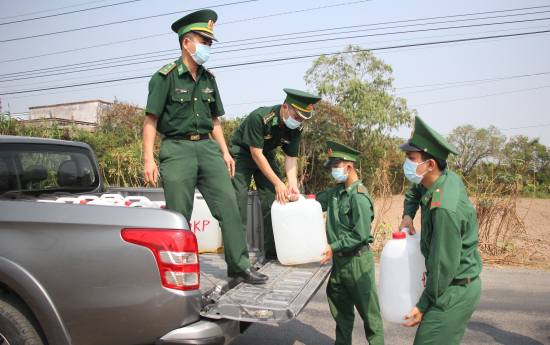can-bo-don-bien-phong-tan-thanh-bdbp-tien-giang-cho-nuoc-den-cap-truc-tiep-cho-nguoi-gia-ko-noi-nuong-tua