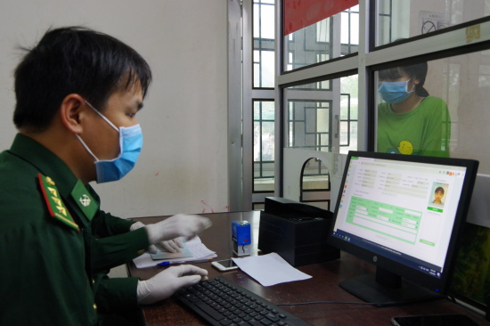 can-bo-tram-kiem-soat-bien-phong-ckqt-tay-trang-lam-thu-tuc-nhap-canh-cho-cong-dan-tu-lao-ve-dam-bao-dung-quy-trinh