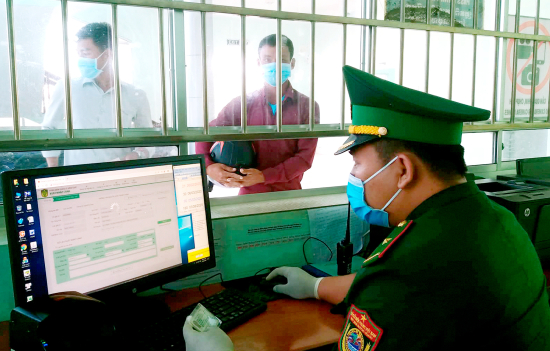 can-bo-tram-kiem-soat-bpck-kiem-tra-kiem-soat-chat-che-nguoi-phuong-tien-hang-hoa-hanh-ly-qua-ve-ck