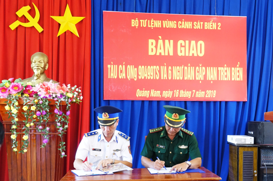 canh-sat-bien-vung-2-ban-giao-ngu-dan-cho-bdbp-quang-ngai-anh-van-tanh