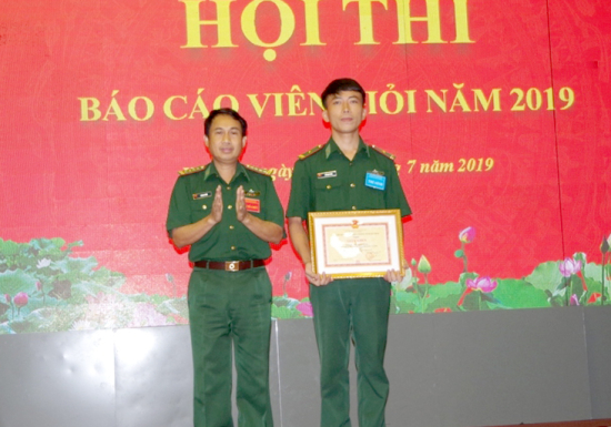 chinh-uy-bo-doi-bien-phong-tinh-trao-giai-nhat-cho-dong-chi-ho-manh-hung-chinh-tri-vien-pho-tieu-doan-huan-luyen-co-dong