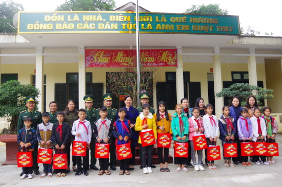 chu-tich-hlhpn-viet-nam-tang-qua-cho-cac-chau-hoc-sinh-ngheo-xa-trinh-tuong