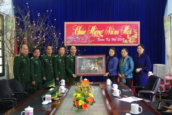 chu-tich-hlhpn-viet-nam-tang-qua-cho-can-bo-chien-si-don-bien-phong-trinh-tuong