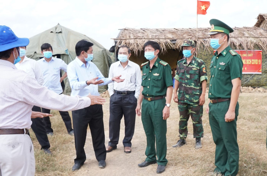 chu-tich-ubnd-tinh-kiem-tra-cong-tac-chong-dich-covid-19-tuyen-bien-gioi-long-an