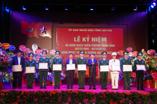 chu-tich-ubnd-tinh-lao-cai-dang-xuan-phong-tang-bang-khen-cho-cac-tap-the