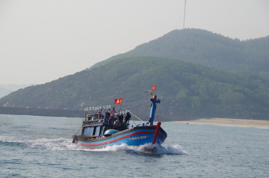 con-tau-ngu-dan-my-a-uon-luon-theo-song-trong-ngay-mo-bien-dau-nam-anh-van-tanh
