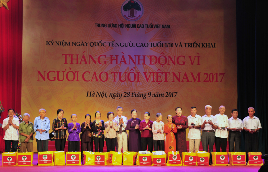 ctqh-va-chu-tich-hoi-nguoi-cao-tuoi-pham-thi-hai-chuyen-tang-qua-cho-nguoi-cao-tuoi-co-hoan-canh-dac-biet-kho-khan-copy