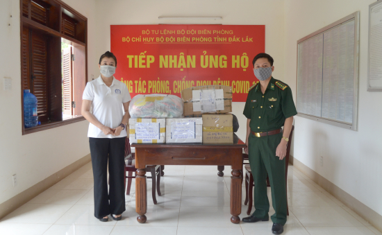 cuu-hoc-sinh-truong-thpt-buon-ma-thuot-tang-cac-vat-tu-y-te-phong-chong-dich