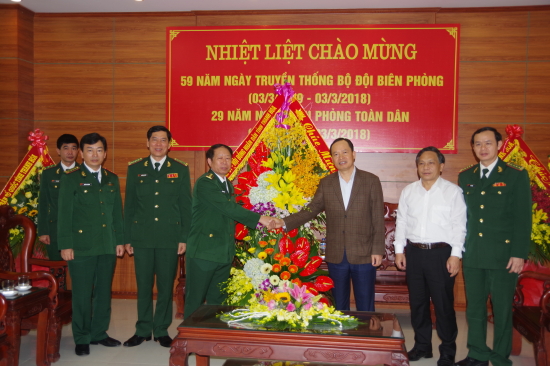 d-c-bi-thu-tinh-uy-trinh-van-chien-tang-hoa-chuc-mung-bdbp-thanh-hoa
