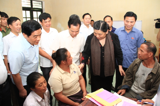 d-c-tong-thi-phong-tham-hoi-nhan-dan-xa-bat-mot